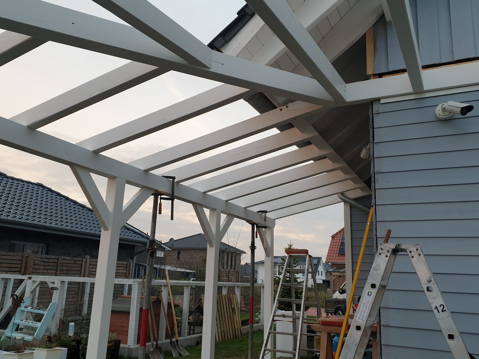 Gro&szlig;e Terrassen&uuml;berdachung &ndash; Ansicht 2