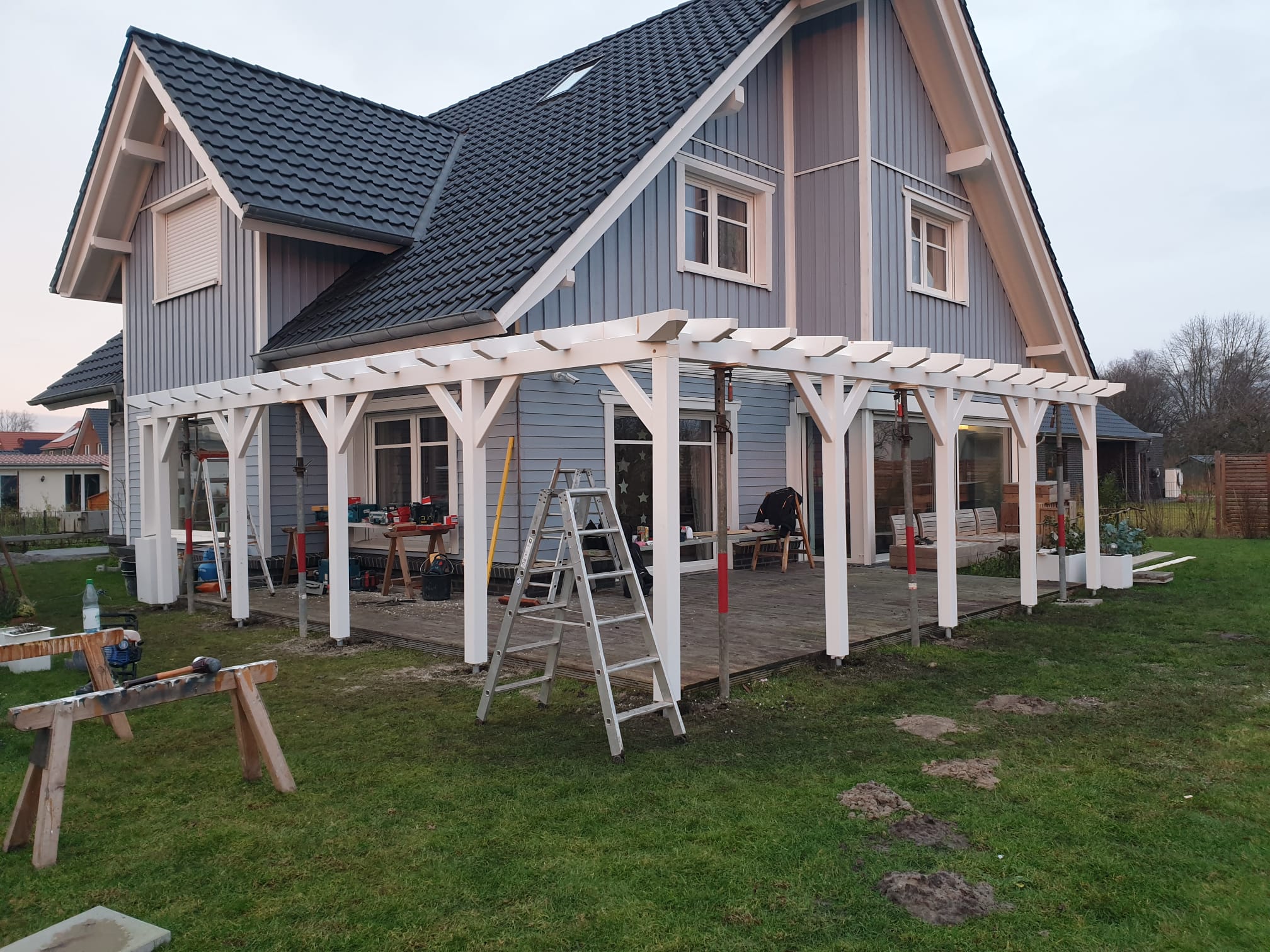 Gro&szlig;e Terrassen&uuml;berdachung &ndash; Ansicht 3